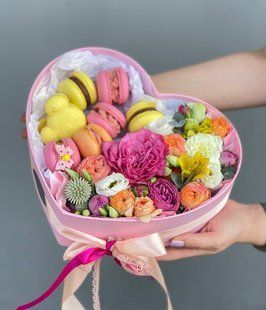 Квіти з макарунсами і солодощами сет 7